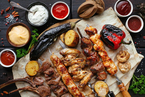 Grillen | © Unsplash/Victoria Shes Platte mit Gegrilltem und Saucen | © Unsplash/Victoria Shes